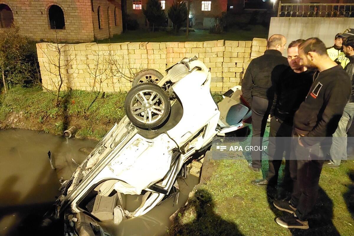 В Лянкяране автомобиль упал в канал,