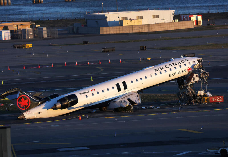 Стюардессу выбросило на 100 метров из самолета после ЧП в аэропорту Нью-Йорка