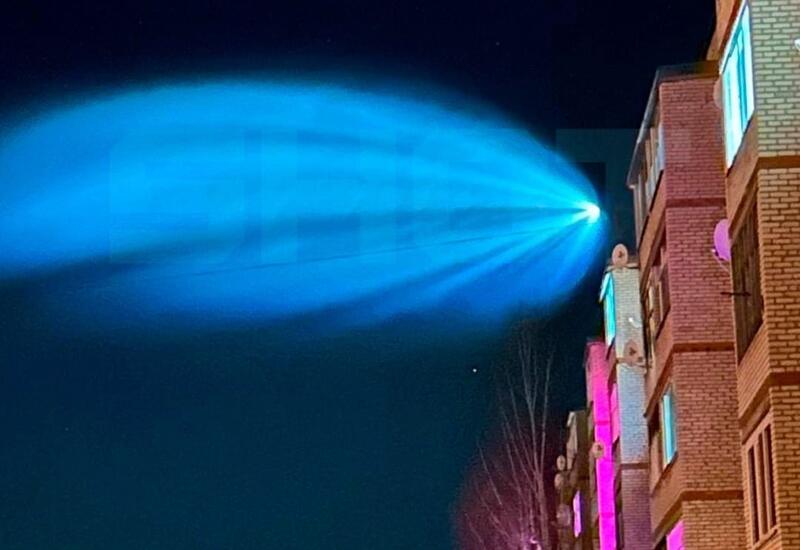 Кадры загадочного голубого шлейфа в небе