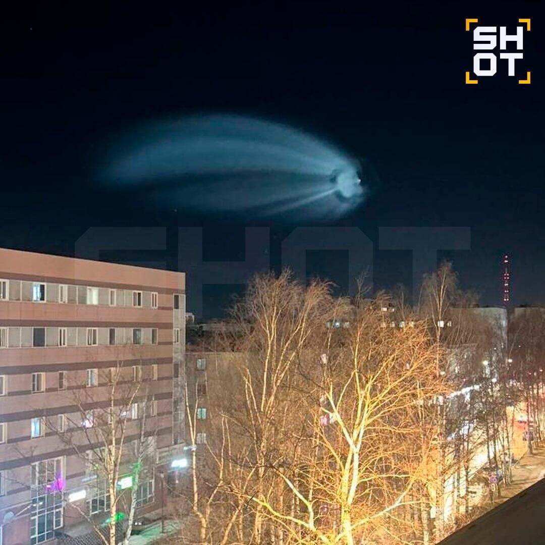 Кадры загадочного голубого шлейфа в небе