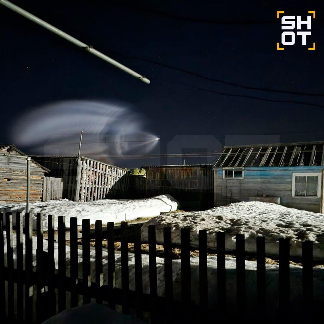 Кадры загадочного голубого шлейфа в небе