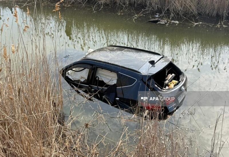В Зардабе автомобиль упал в канал,