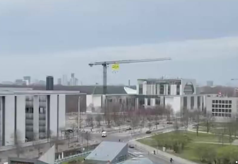 Активисты забрались на кран в Берлине