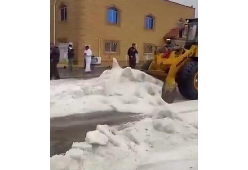 В Саудовской Аравии выпал снег и град