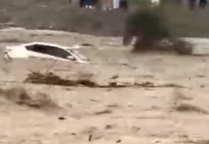 Наводнения накрыли ОАЭ и Оман