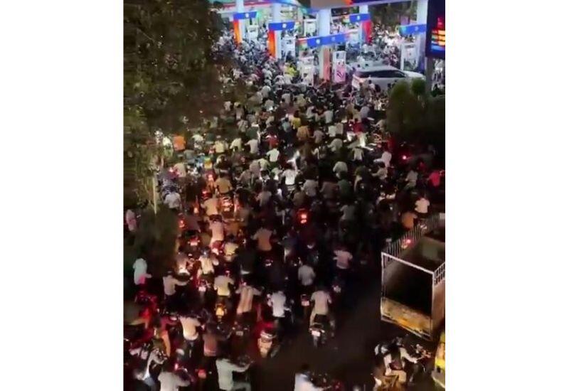 Огромные очереди на автозаправках в Индии