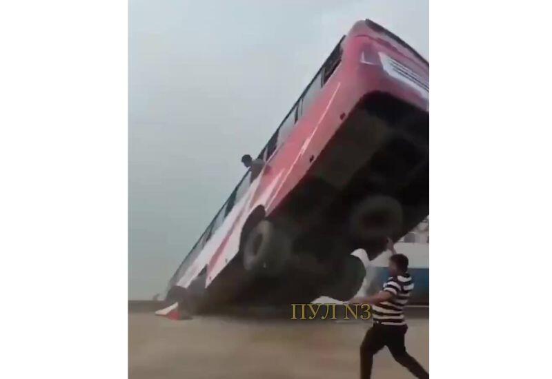 В Бангладеш автобус упал в реку