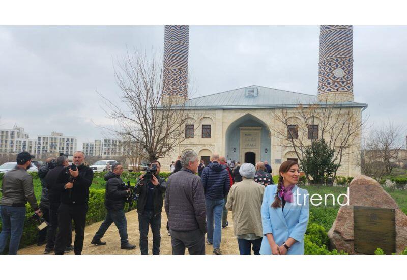 Международная группа туристов посетила Джума-мечеть в Агдаме
