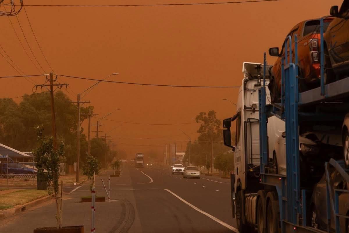 Пылевая буря в Австралии