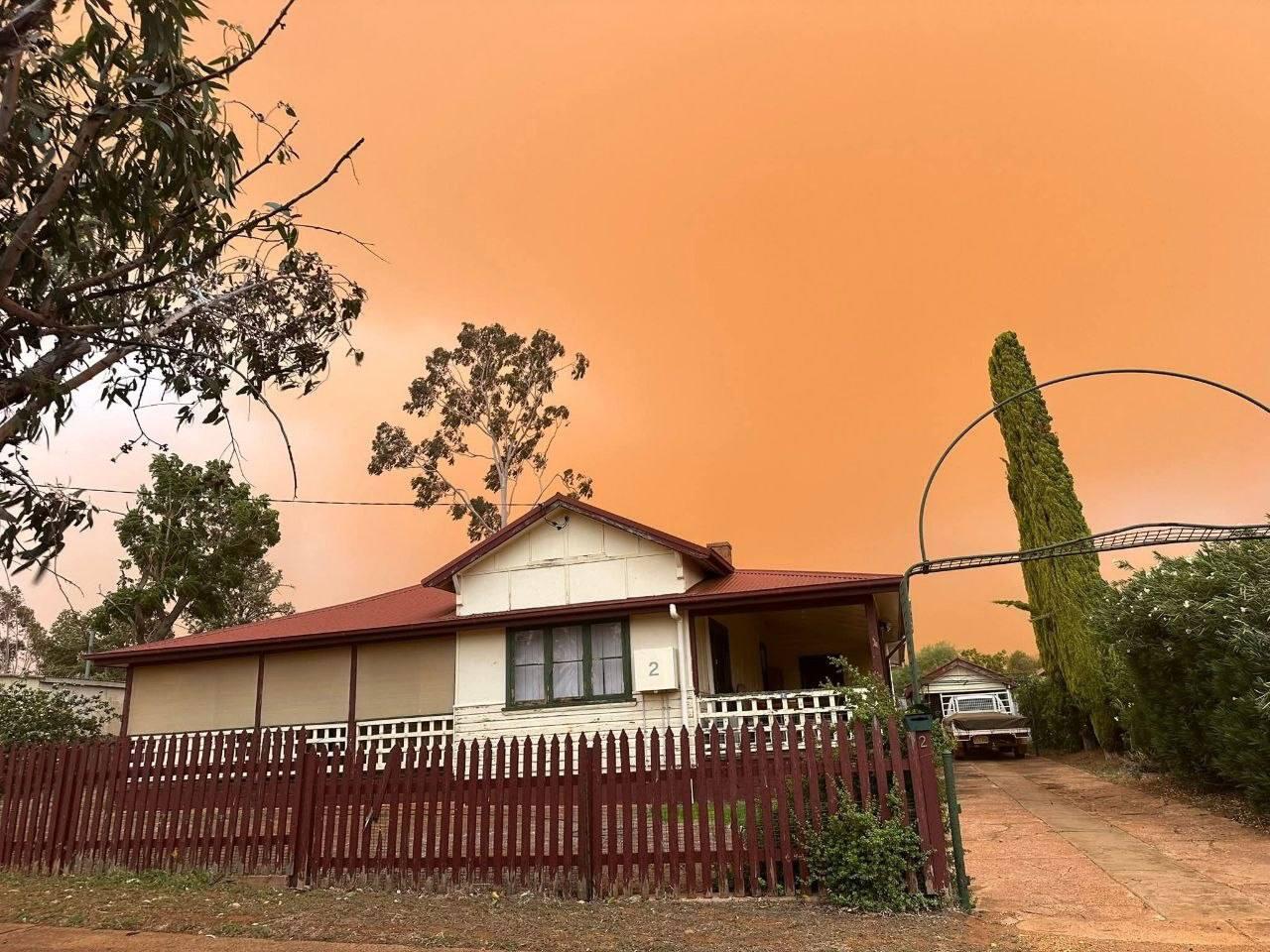 Пылевая буря в Австралии