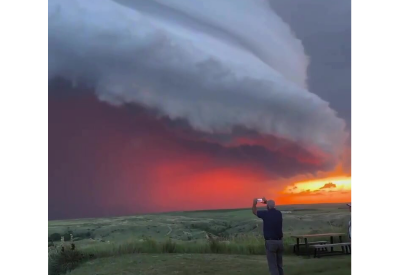 В США засняли эффектное сочетание шторма и заката