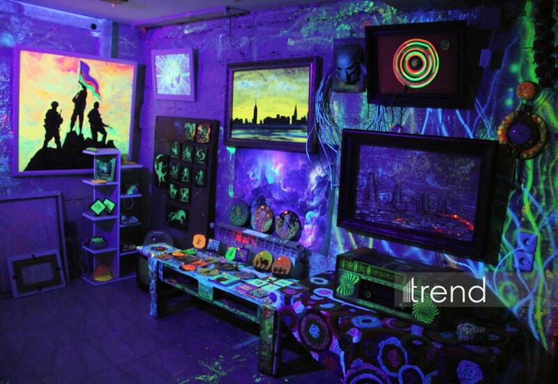 Единственный в мире Музей неонового искусства Farhouse в Баку отметил юбилей экспозицией "Экология моря"