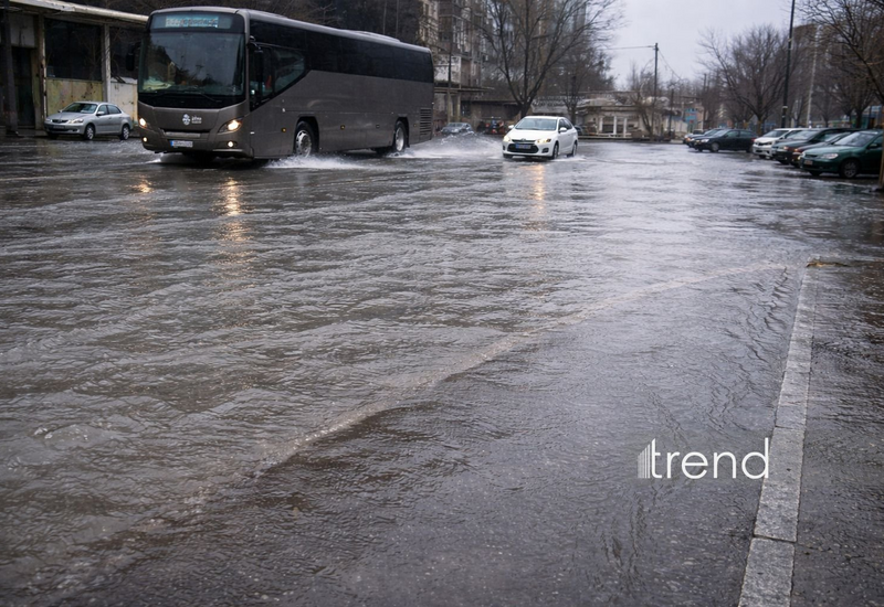 В Баку затопило несколько улиц