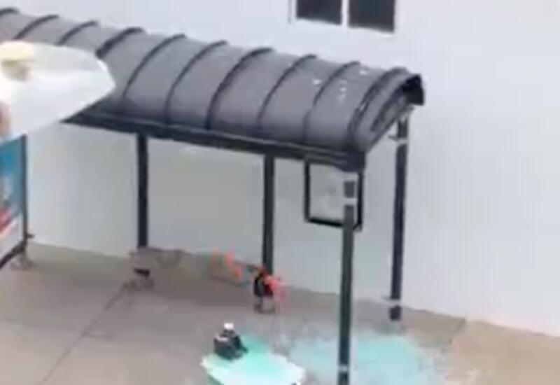 Робот-доставщик в США врезался в автобусную остановку