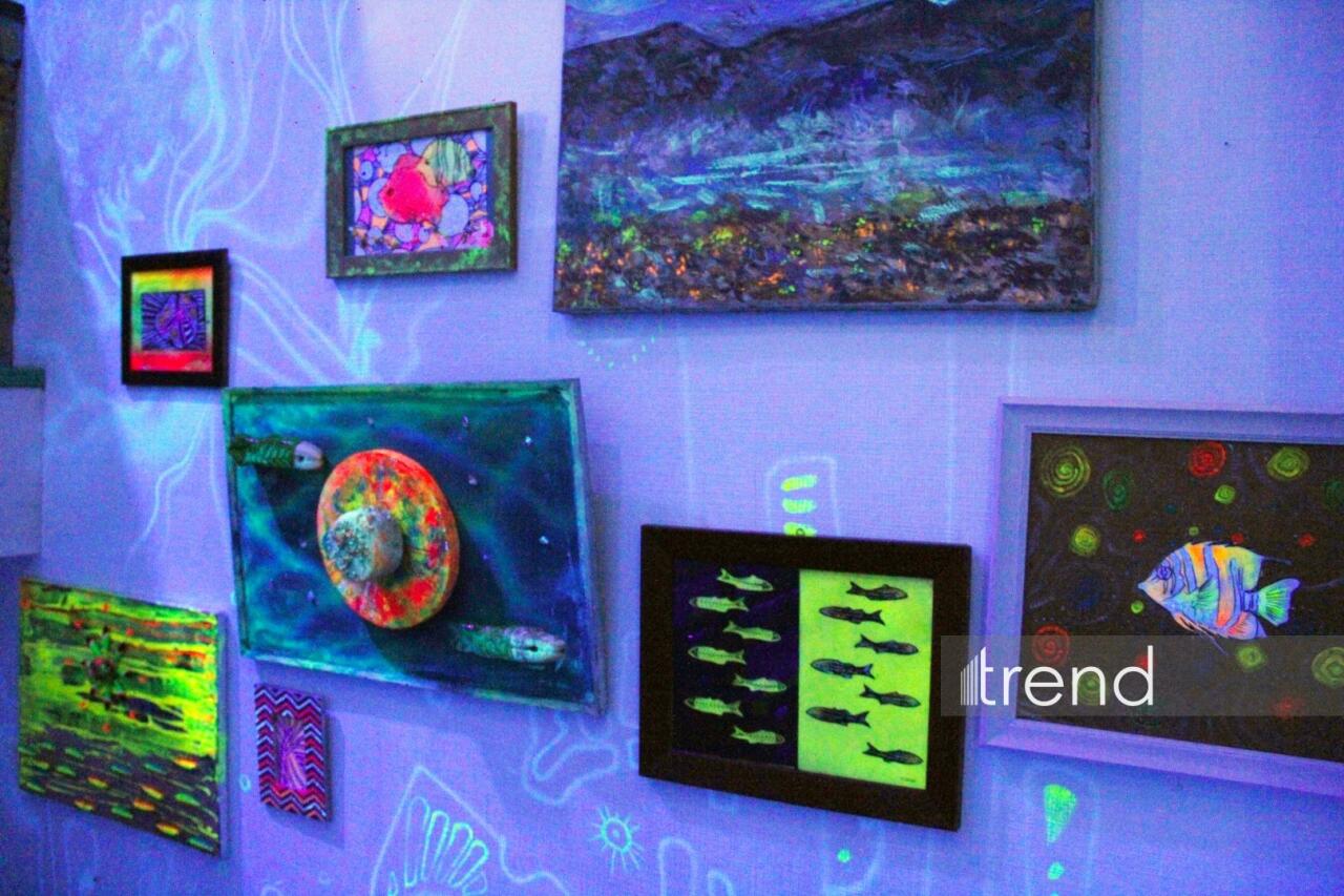 Единственный в мире Музей неонового искусства Farhouse в Баку отметил юбилей экспозицией "Экология моря"