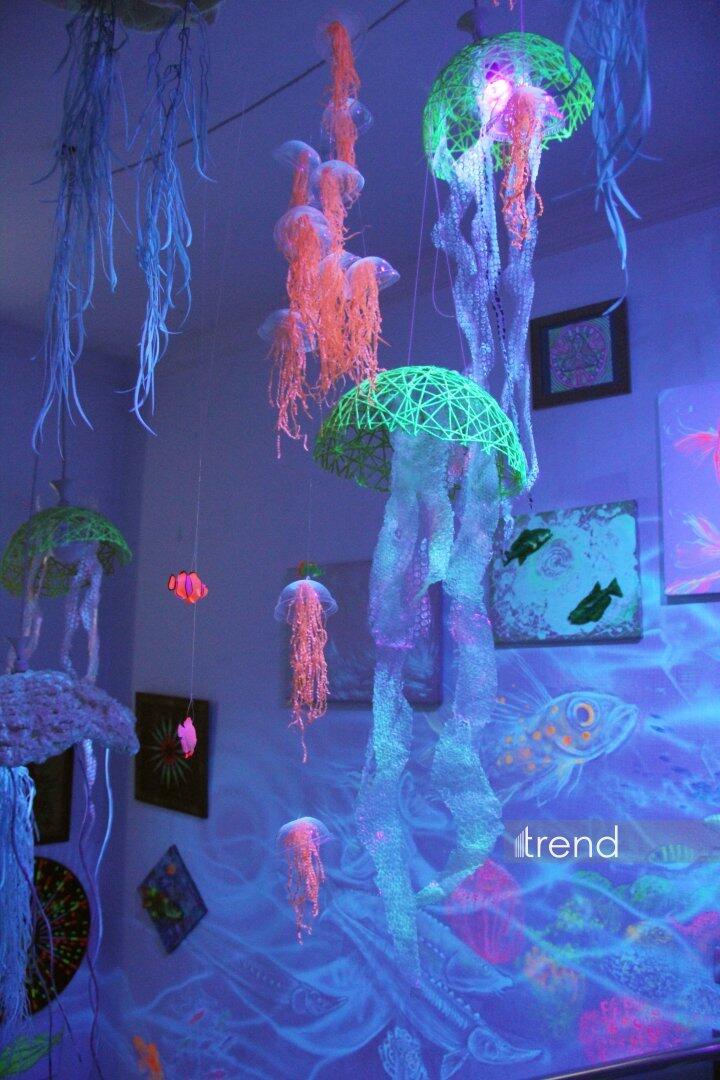 Единственный в мире Музей неонового искусства Farhouse в Баку отметил юбилей экспозицией "Экология моря"