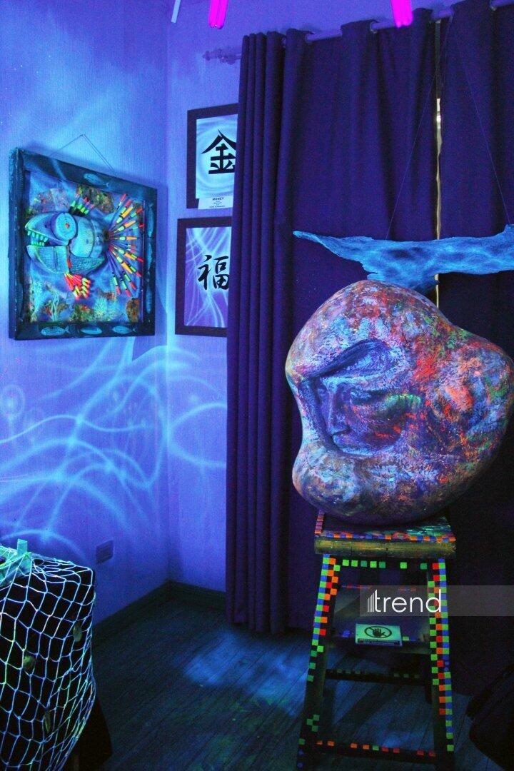 Единственный в мире Музей неонового искусства Farhouse в Баку отметил юбилей экспозицией "Экология моря"