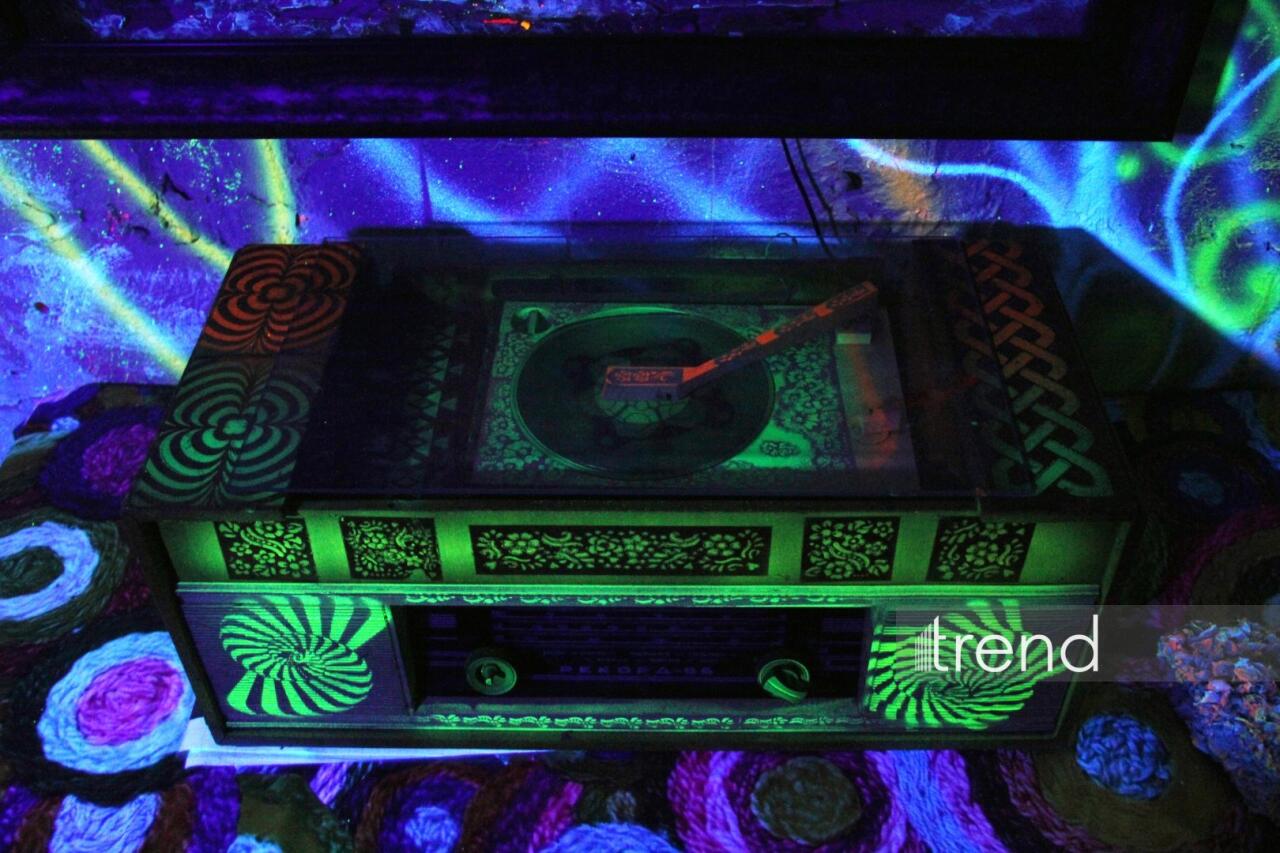 Единственный в мире Музей неонового искусства Farhouse в Баку отметил юбилей экспозицией "Экология моря"