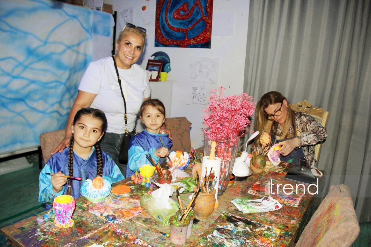 Единственный в мире Музей неонового искусства Farhouse в Баку отметил юбилей экспозицией "Экология моря"