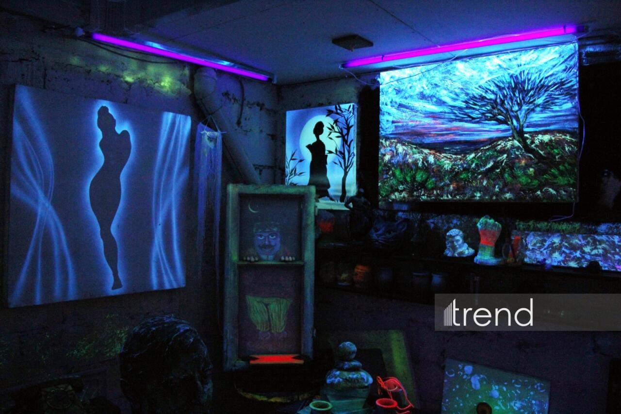 Единственный в мире Музей неонового искусства Farhouse в Баку отметил юбилей экспозицией "Экология моря"