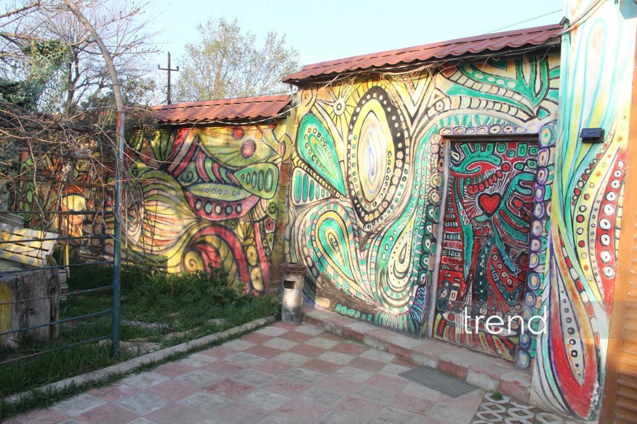 Единственный в мире Музей неонового искусства Farhouse в Баку отметил юбилей экспозицией "Экология моря"