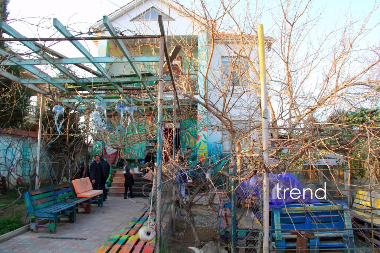 Единственный в мире Музей неонового искусства Farhouse в Баку отметил юбилей экспозицией "Экология моря"