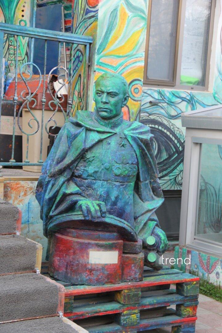 Единственный в мире Музей неонового искусства Farhouse в Баку отметил юбилей экспозицией "Экология моря"