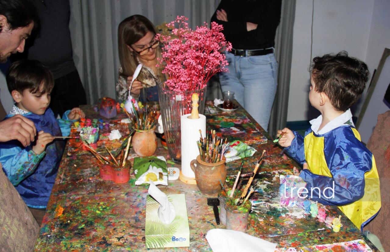 Единственный в мире Музей неонового искусства Farhouse в Баку отметил юбилей экспозицией "Экология моря"