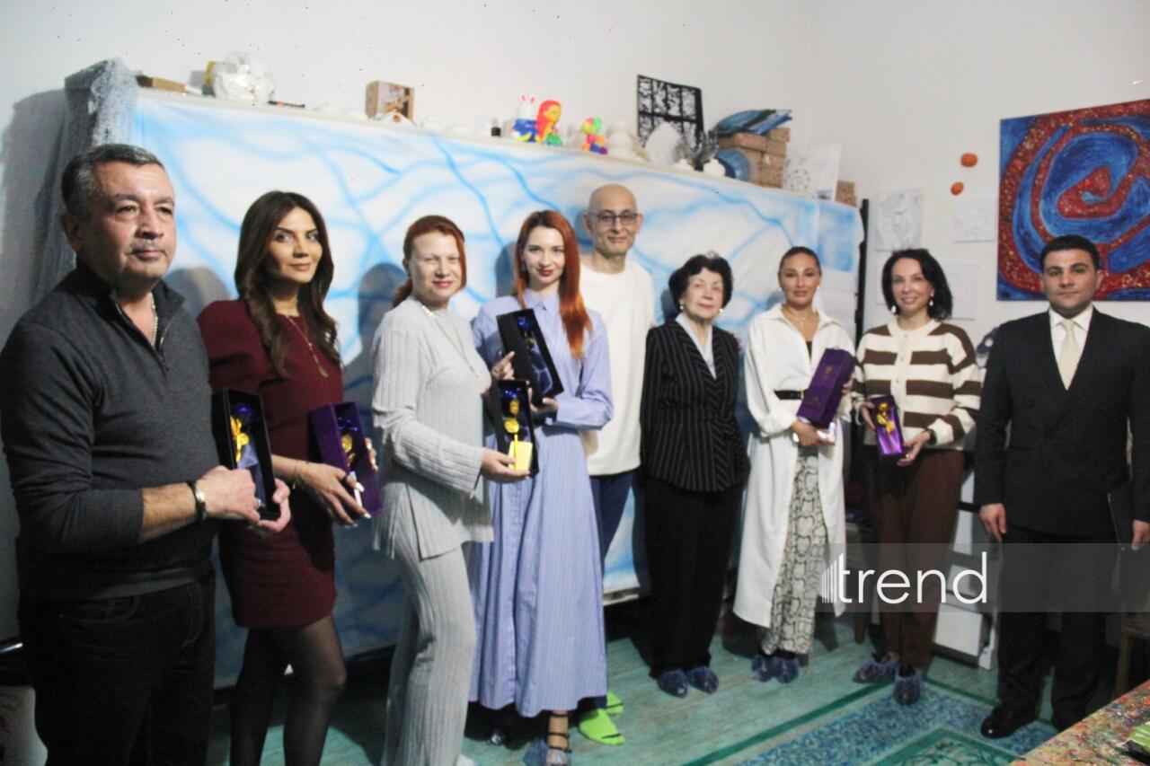 Единственный в мире Музей неонового искусства Farhouse в Баку отметил юбилей экспозицией "Экология моря"