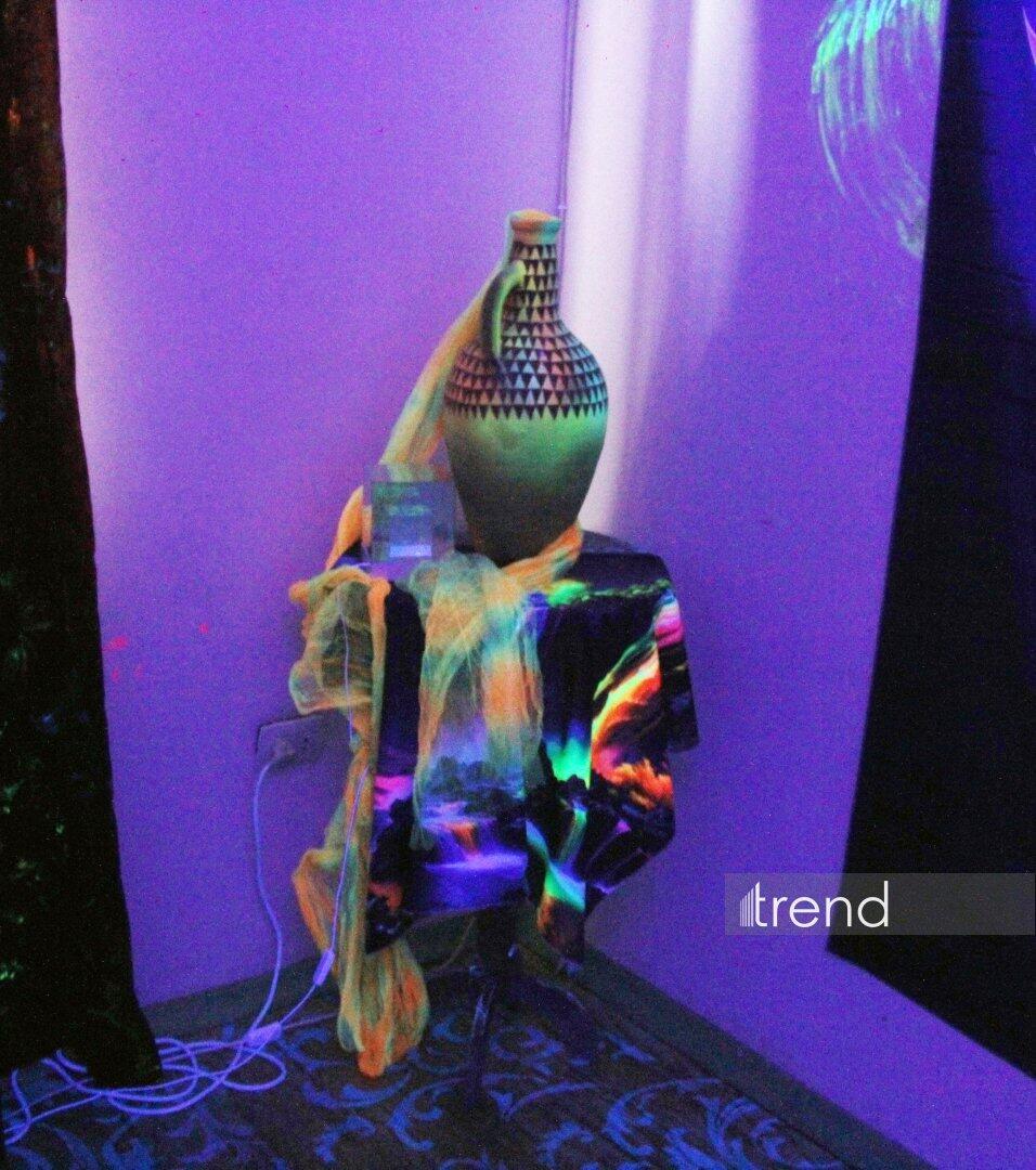 Единственный в мире Музей неонового искусства Farhouse в Баку отметил юбилей экспозицией "Экология моря"