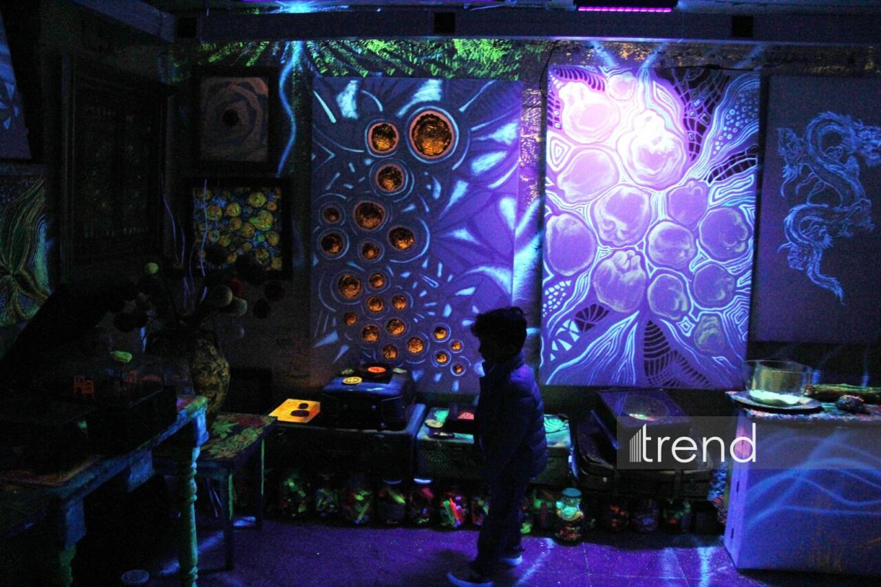 Единственный в мире Музей неонового искусства Farhouse в Баку отметил юбилей экспозицией "Экология моря"