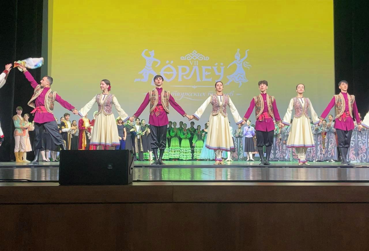 Коллектив Бакинской хореографической академии выступил на гала-концерте "ӨРЛЕУ. Эхо тюркских танцев" в Алматы