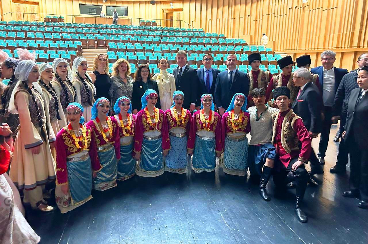 Коллектив Бакинской хореографической академии выступил на гала-концерте "ӨРЛЕУ. Эхо тюркских танцев" в Алматы