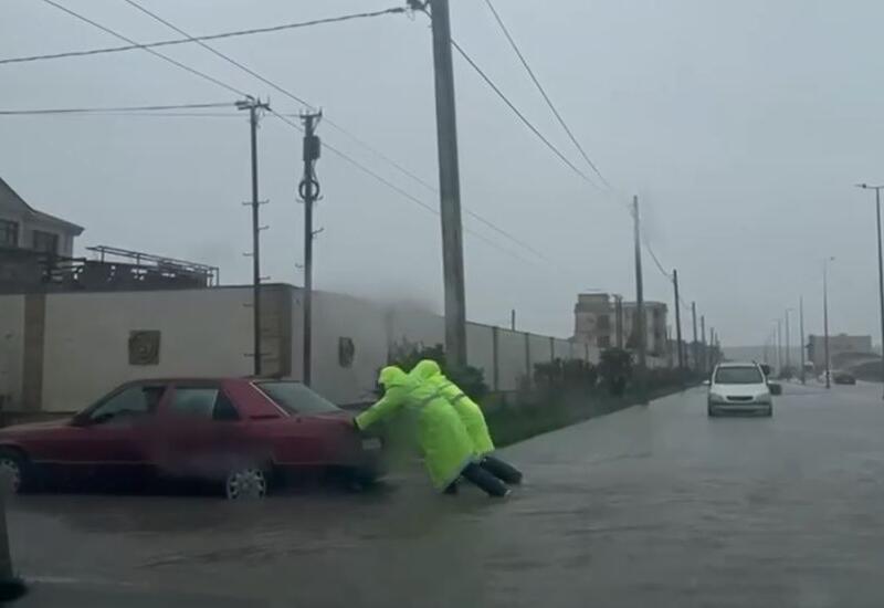 Полиция помогает водителям и пешеходам в условиях ливней