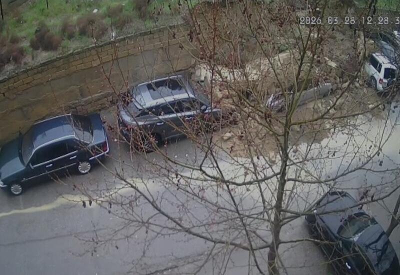 Обрушившийся забор раздавил несколько автомобилей в Баку