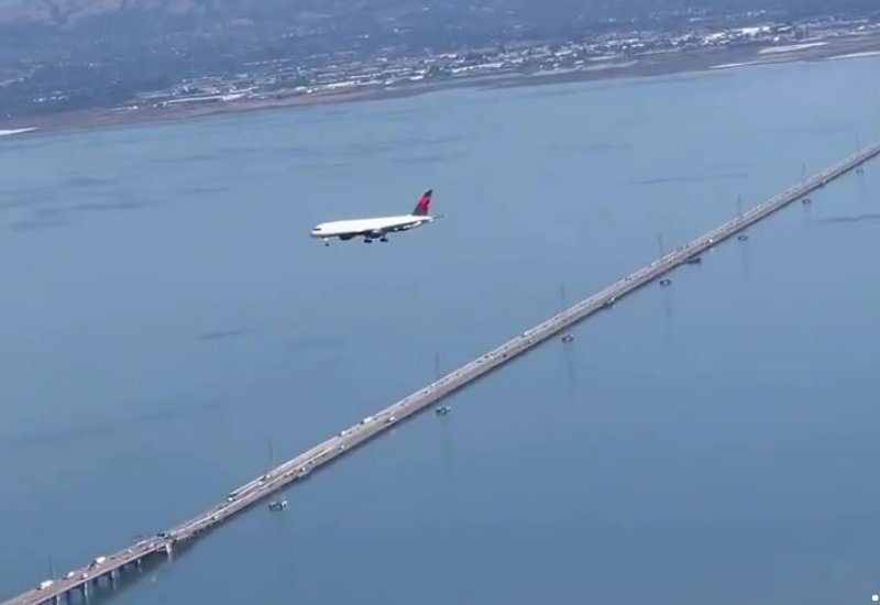 Самолет завис в небе над Казахстаном