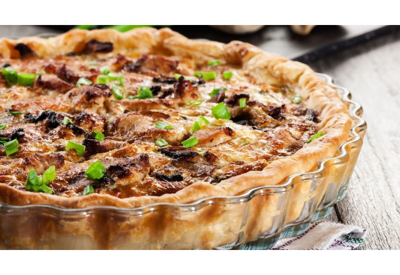 Ароматный киш с курицей и грибами