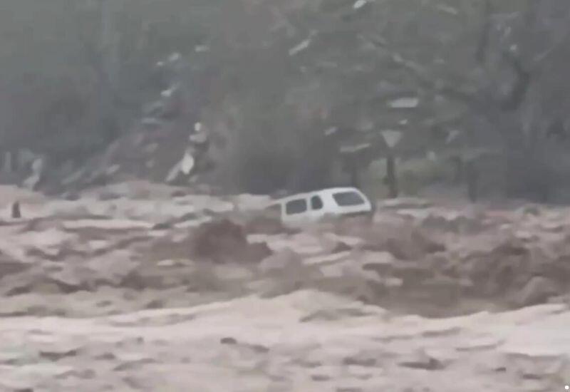 В Дагестане потоп смывает автомобили