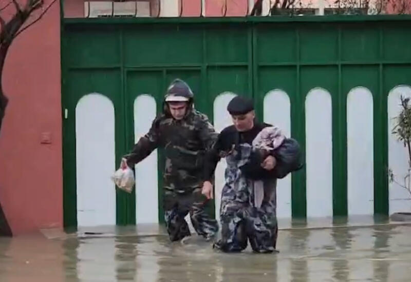 МЧС Азербайджана эвакуировало 84 человека из затопленных районов