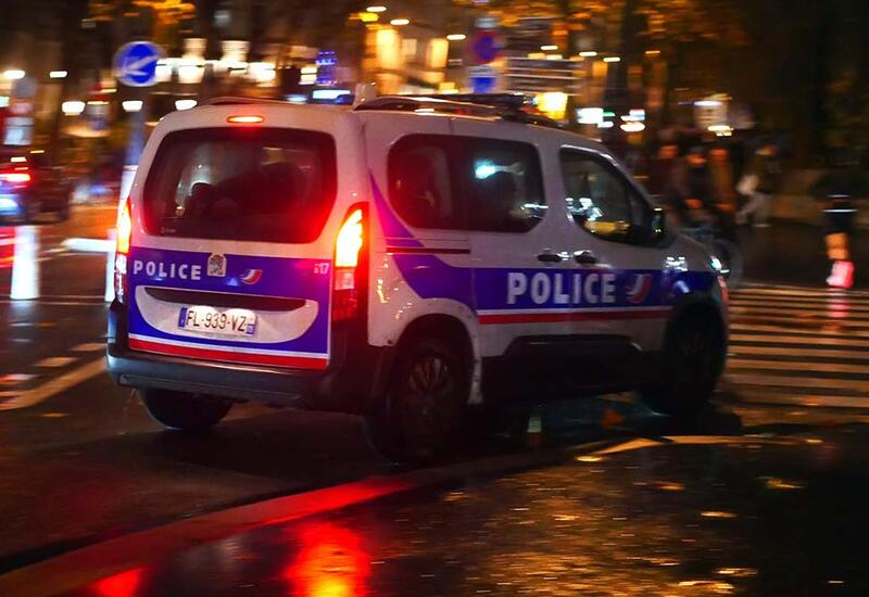 Во Франции 20 человек обстреляли и разграбили мэрию