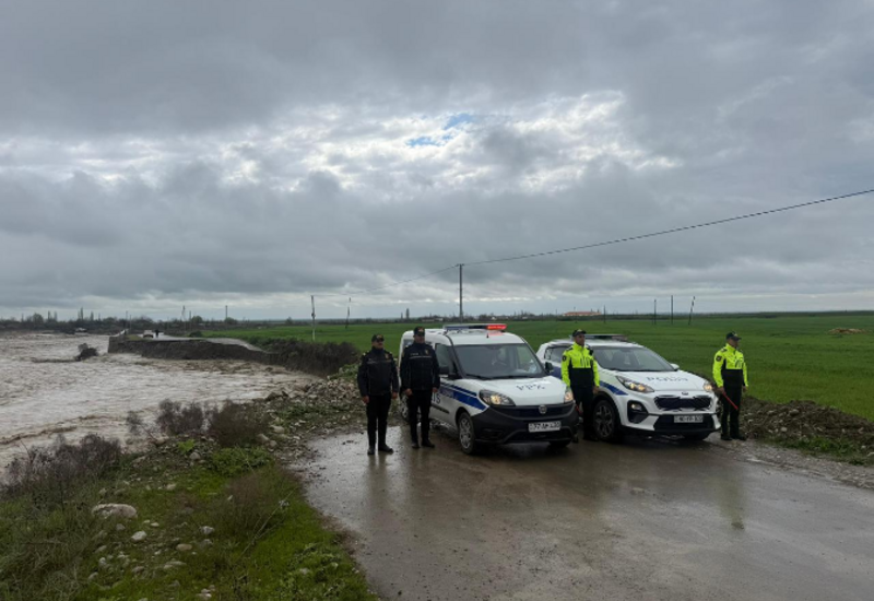 Sel suları Ağsuda avtomobil yolunu yarasız hala salıb