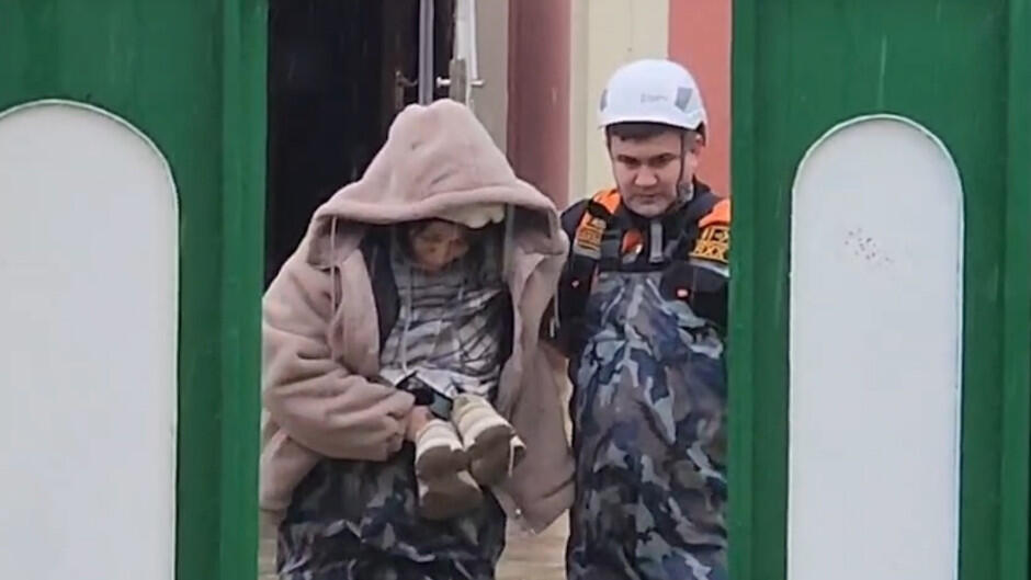 МЧС Азербайджана эвакуировало 84 человека из затопленных районов