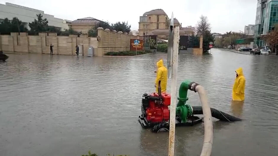 МЧС Азербайджана эвакуировало 84 человека из затопленных районов