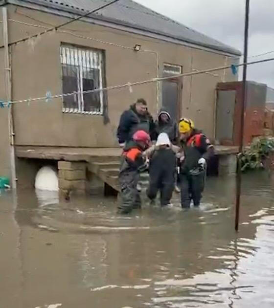 МЧС Азербайджана эвакуировало 84 человека из затопленных районов