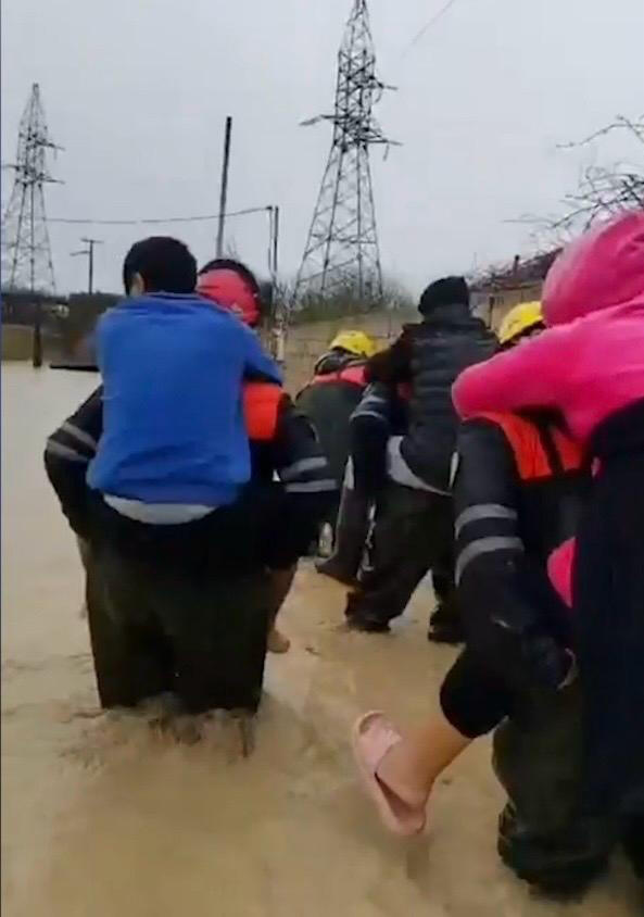 МЧС Азербайджана эвакуировало 84 человека из затопленных районов