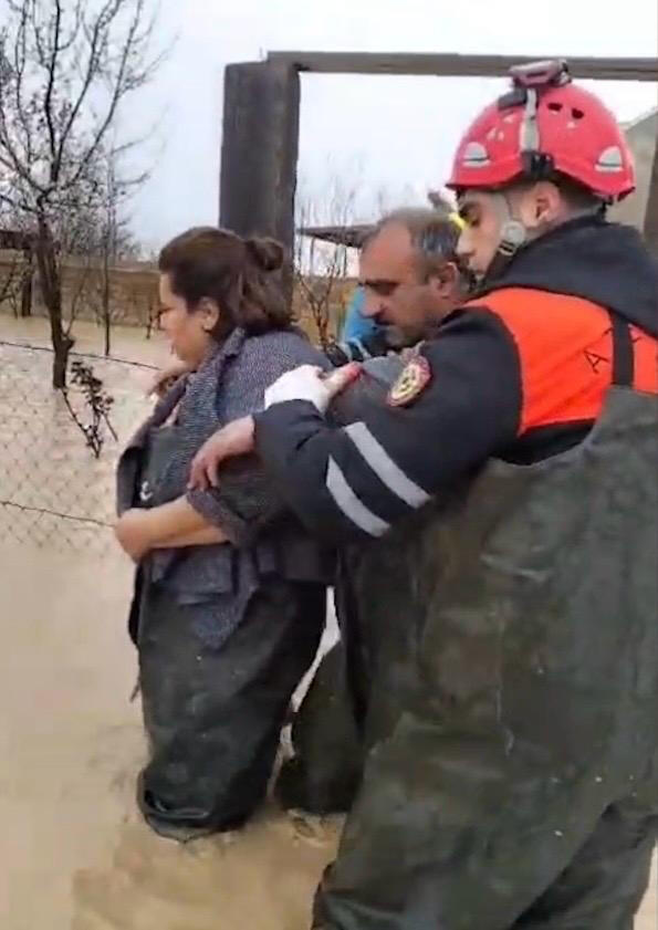 МЧС Азербайджана эвакуировало 84 человека из затопленных районов