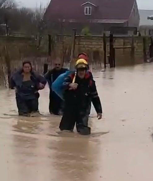МЧС Азербайджана эвакуировало 84 человека из затопленных районов