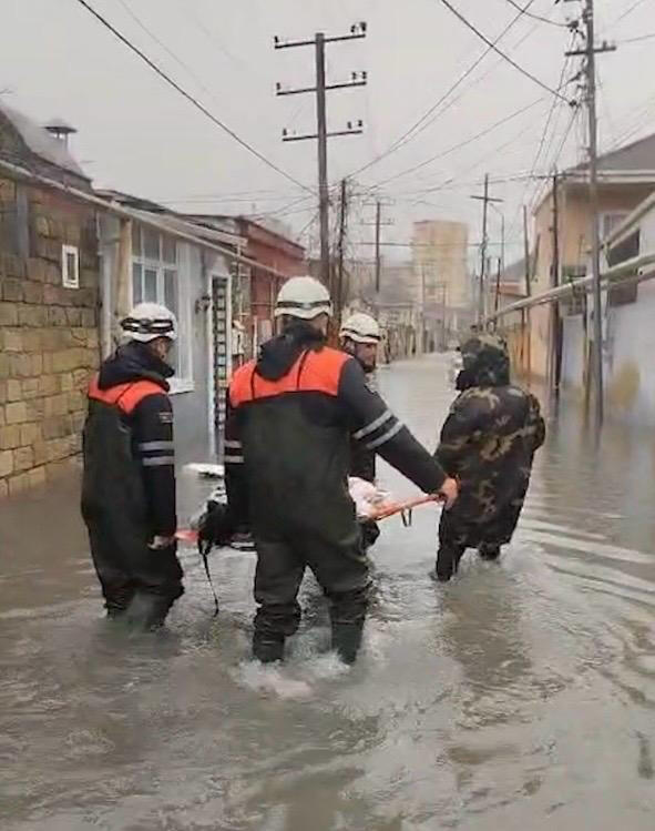 МЧС Азербайджана эвакуировало 84 человека из затопленных районов