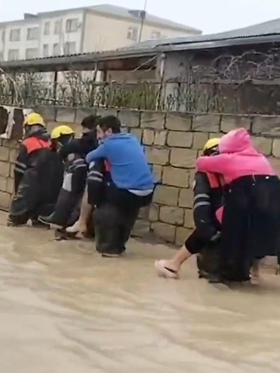 МЧС Азербайджана эвакуировало 84 человека из затопленных районов