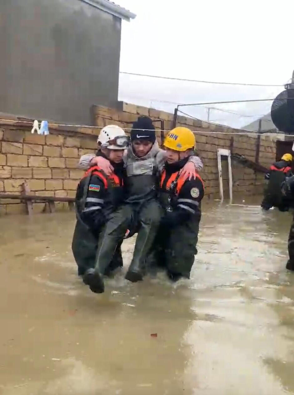 Ливни в Азербайджане: эвакуированы более 100 человек